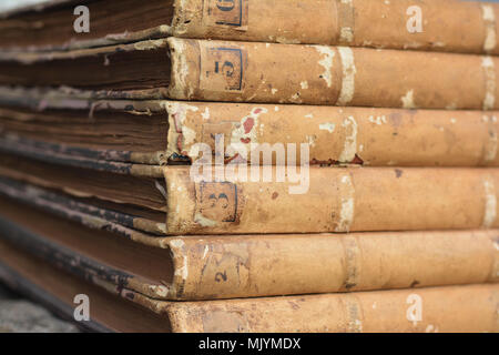 Librairie Ancienne Vintage vieux livres avec pages jaunies Banque D'Images