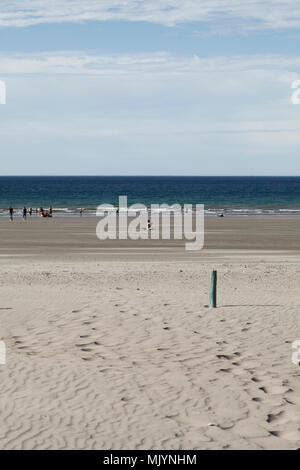 Quelques personnes sur une plage vide au Puerto Madryn la province de Chubut, Patagonie argentine. Paradis touristique. Banque D'Images