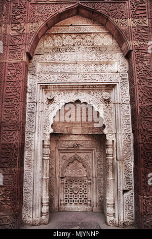 Belle porte dans la tombe d'Iltutmish à Delhi (13e siècle) Banque D'Images