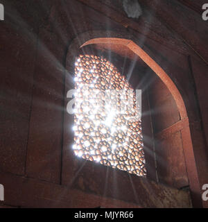 Les rayons de lumière à travers la fenêtre Banque D'Images