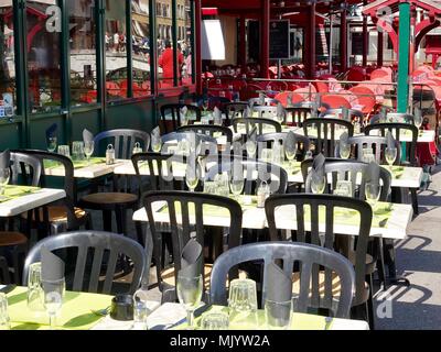 Tables et chaises vides fixés pour le repas du midi. Vieille ville, Annecy, France Banque D'Images