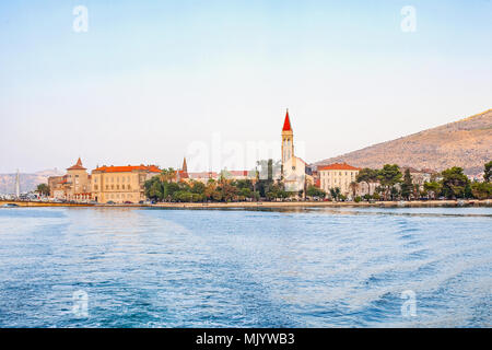 Photo panoramique du littoral dalmate, mer adriatique près de Trogir, Croatie sur summertime Banque D'Images