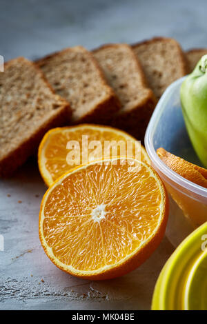 Petit déjeuner servi avec des croissants, les oranges, les pommes et les tranches de pain sur une table de cuisine blanche, vue du dessus, close-up, selective focus. Sna végétarien parfait Banque D'Images