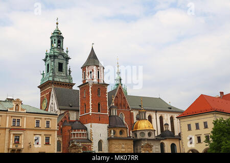 Vue de face de la cathédrale médiévale de Château Royal de Wawel, l'un des plus populaires attractions touristiques et monuments de Cracovie, Pologne Banque D'Images