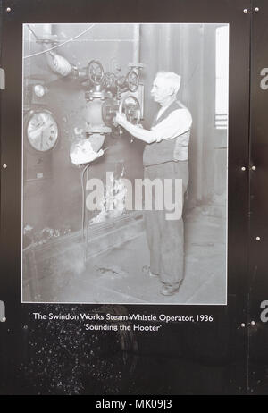 L'affichage public de vieilles images historiques à propos de la GWR fonctionne, Swindon, Wiltshire, England, UK à vapeur 'Sounding opérateur La Sirène' Banque D'Images