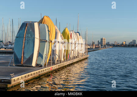 Les barques sont à sur la jetée à St Kilda, Melbourne, Australie Banque D'Images