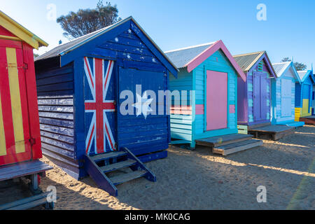 Plage en bois coloré de cabines sur la plage de Brighton près de Melbourne, Australie Banque D'Images