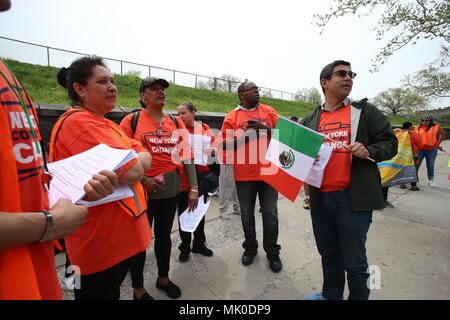 New York City, United States. Le 05 mai, 2018. NY Communautés pour changer s'est joint à NY City Council de Sunset Park Carlos Menchaca & NYS candidat au poste de gouverneur Cynthia Nixon pour un rassemblement contre la glace mars & raids récents, et exigeant la prise en charge de la liberté de la personne, qui empêcherait l'Etat de coopérer avec les autorités de l'immigration fédéral parmi d'autres règlements. Credit : Andy Katz/Pacific Press/Alamy Live News Banque D'Images