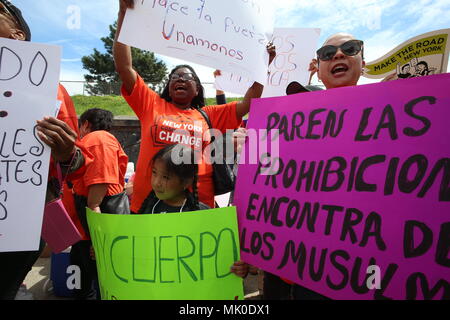 New York City, United States. Le 05 mai, 2018. NY Communautés pour changer s'est joint à NY City Council de Sunset Park Carlos Menchaca & NYS candidat au poste de gouverneur Cynthia Nixon pour un rassemblement contre la glace mars & raids récents, et exigeant la prise en charge de la liberté de la personne, qui empêcherait l'Etat de coopérer avec les autorités de l'immigration fédéral parmi d'autres règlements. Credit : Andy Katz/Pacific Press/Alamy Live News Banque D'Images