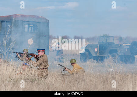 2018-04-30 La Samara, Russie. Des soldats soviétiques et leur commandant sont attaqués par les troupes allemandes. Reconstruction d'opérations militaires. Banque D'Images