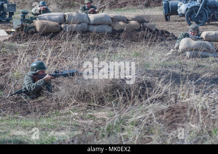 Un soldat allemand tire sur les soldats des troupes soviétiques. La reconstruction des hostilités 2018-04-30 Région de Samara, en Russie. Banque D'Images