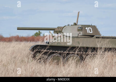 2018-04-30 La Samara, Russie. Soviet tank T-34 dans l'offensive contre les troupes allemandes. La reconstruction des hostilités en avril 1945. Banque D'Images