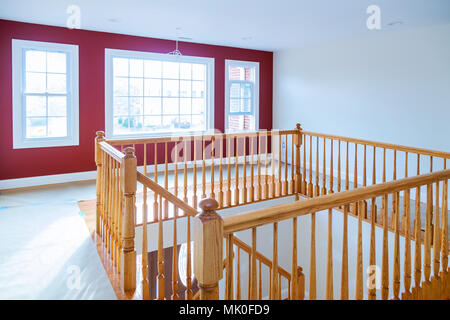 Construction neuve Accueil bénéficiant d'escalier avec balustrades en bois et de parquet. Banque D'Images