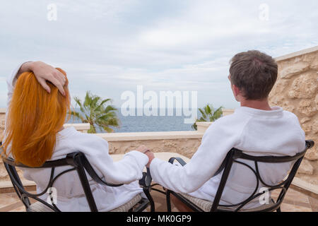 Happy young couple locations Banque D'Images