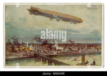 Ancienne carte postale allemande : énorme dirigeable Zeppelin survole la ville de Varsovie. La bombe. Les incendies. Sur la rivière en arrière-plan, le pont et l'Église, première guerre mondiale Banque D'Images