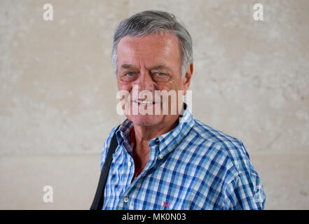 Disc Jockey de Radio légendaire, Tony Blackburn, arrive à la BBC à Londres. Banque D'Images