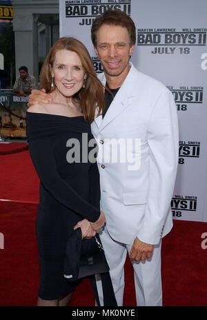 Le producteur Jerry Bruckheimer et femme d'arriver à la première de ' Bad Boys II ' au Westwood Village Theatre de Los Angeles. 09 juillet, 2003. - BruckheimerJerry femme07.JPG - BruckheimerJerry JPGBruckheimerJerry femme07. femme07 Événement dans la vie d'Hollywood, Californie - Red Carpet Event, Vertical, USA, Cinéma, Célébrités, photographie, Bestof, Arts, Culture et divertissement, Célébrités Topix fashion / du tapis rouge-, Vertical, Best of, Hollywood la vie, événement dans la vie d'Hollywood, Californie - Tapis Rouge , USA, industrie du film, Célébrités, Banque D'Images