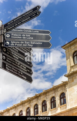 Inscrivez-touristiques à la Plaza San Marcelo square à Leon, Espagne Banque D'Images