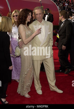 David Carradine et femme Marina arrive pour la 73e assemblée annuelle Academy Awards au Shrine Auditorium à Los Angeles, Dimanche 25 Mars, 2001. - CarradineDavid femme053.JPG - CarradineDavid JPGCarradineDavid femme053. femme053 événement dans la vie d'Hollywood, Californie - Red Carpet Event, Vertical, USA, Cinéma, Célébrités, photographie, Bestof, Arts, Culture et divertissement, Célébrités Topix fashion / du tapis rouge-, Vertical, Best of, Hollywood la vie, événement dans la vie d'Hollywood, Californie - Tapis Rouge , USA, industrie du film, Célébrités, film celebr Banque D'Images