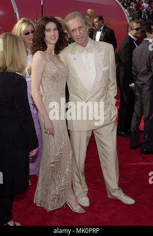 David Carradine et femme Marina arrive pour la 73e assemblée annuelle Academy Awards au Shrine Auditorium à Los Angeles, Dimanche 25 Mars, 2001. - CarradineDavid femme105.JPG - CarradineDavid JPGCarradineDavid femme105. femme105 événement dans la vie d'Hollywood, Californie - Red Carpet Event, Vertical, USA, Cinéma, Célébrités, photographie, Bestof, Arts, Culture et divertissement, Célébrités Topix fashion / du tapis rouge-, Vertical, Best of, Hollywood la vie, événement dans la vie d'Hollywood, Californie - Tapis Rouge , USA, industrie du film, Célébrités, film celebr Banque D'Images