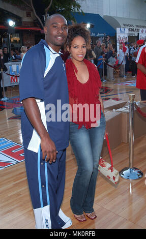 Morris Chesnut et femme posant à la première de comme Mike au Westwood Theatre de Los Angeles. Le 27 juin 2002. - ChesnutMorris15.JPG - ChesnutMorris JPGChesnutMorris15.15 Événement dans la vie d'Hollywood, Californie - Red Carpet Event, Vertical, USA, Cinéma, Célébrités, photographie, Bestof, Arts, Culture et divertissement, Célébrités Topix fashion / du tapis rouge-, Vertical, Best of, Hollywood la vie, événement dans la vie d'Hollywood, Californie - Tapis Rouge , USA, industrie du film, Célébrités, cinéma, télévision, célébrités, célébrités Musique Ph Banque D'Images