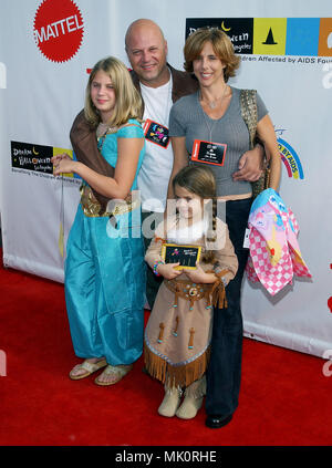 Michael Chiklis avec femme Michelle et leurs filles Automne et Odessa arrivant à ' Dream Halloween 2003, Ruban de rêves ' au Barker Hangar à Santa Monica, à Los Angeles. le 25 octobre 2003. - ChiklisM  femme fille015.JPG - ChiklisM femme  JPGChiklisM fille015. femme fille015 événement dans la vie d'Hollywood, Californie - Red Carpet Event, Vertical, USA, Cinéma, Célébrités, photographie, Bestof, Arts, Culture et divertissement, Célébrités Topix fashion / du tapis rouge-, Vertical, Best of, Hollywood la vie, événement dans la vie d'Hollywood - Californie Banque D'Images