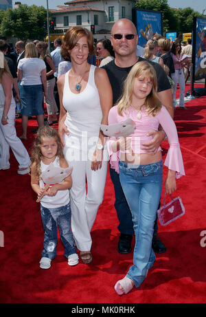 Michael Chiklis avec femme Michelle et les filles qui arrivent à la première de Stuart Little 2 au Westwood Village Theatre de Los Angeles. 14 juillet, 2002. - ChiklisMichael  Michelle d01A.JPG ChiklisMichael - Michelle  JPGChiklisMichael d01A.Michelle d01Un événement dans la vie d'Hollywood, Californie - Red Carpet Event, Vertical, USA, Cinéma, Célébrités, photographie, Bestof, Arts, Culture et divertissement, Célébrités Topix fashion / du tapis rouge-, Vertical, Best of, Hollywood la vie, événement dans la vie d'Hollywood, Californie - USA , tapis rouge, fil Banque D'Images