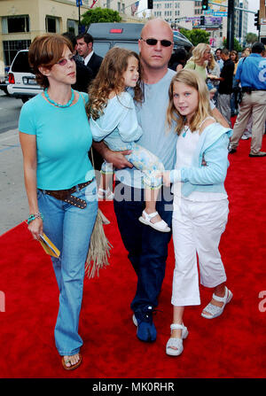 Michael Chiklis, épouse Michelle et ses filles arrivant à la première de ' ' Scooby Doo au Chinese Theatre de Los Angeles. Le 8 juin 2002. - ChiklisMichael  Michelle d05.JPG - ChiklisMichael  Michelle d05.JPGChiklisMichael  Michelle d05 Événement dans la vie d'Hollywood, Californie - Red Carpet Event, Vertical, USA, Cinéma, Célébrités, photographie, Bestof, Arts, Culture et divertissement, Célébrités Topix fashion / du tapis rouge-, Vertical, Best of, Hollywood la vie, événement dans la vie d'Hollywood, Californie - Tapis Rouge , USA, industrie du film, Celebri Banque D'Images