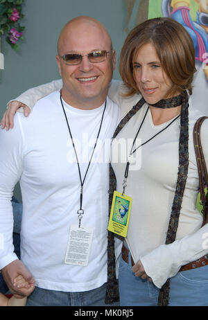 Michael Chiklis et épouse Michelle arrivant à la première de ' JUNGLE BOOK 2 ' à l'El Captain Theatre de Los Angeles. Le 9 février 2003. - ChiklisMichael Michelle12.JPG - ChiklisMichael  JPGChiklisMichael12.Michelle Michelle12 Événement dans la vie d'Hollywood, Californie - Red Carpet Event, Vertical, USA, Cinéma, Célébrités, photographie, Bestof, Arts, Culture et divertissement, Célébrités Topix fashion / du tapis rouge-, Vertical, Best of, Hollywood la vie, événement dans la vie d'Hollywood, Californie - Tapis Rouge , USA, industrie du film, Célébrités, m Banque D'Images