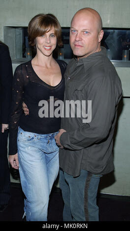 Michael et sa femme Michelle Chiklis arrivant à la mi-saison Fox partie pour le tca au Dolce restaurant à Los Angeles. Le 16 janvier 2004. - ChiklisMichael Michelle044.JPG - ChiklisMichael JPGChiklisMichael Michelle044.Michelle044 événement dans la vie d'Hollywood, Californie - Red Carpet Event, Vertical, USA, Cinéma, Célébrités, photographie, Bestof, Arts, Culture et divertissement, Célébrités Topix fashion / du tapis rouge-, Vertical, Best of, Hollywood la vie, événement dans la vie d'Hollywood, Californie - Tapis Rouge , USA, industrie du film, des célébrités Banque D'Images