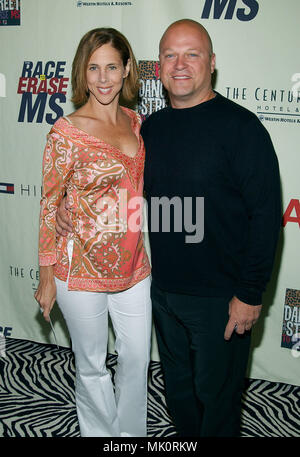 Michael Chiklis et épouse Michelle arrivant à la 10e course annuelle pour effacer ' MS ' au Century Plaza Hotel de Los Angeles. Le 9 mai 2003. - ChiklisMichael Michelle062.JPG - ChiklisMichael JPGChiklisMichael Michelle062.Michelle062 événement dans la vie d'Hollywood, Californie - Red Carpet Event, Vertical, USA, Cinéma, Célébrités, photographie, Bestof, Arts, Culture et divertissement, Célébrités Topix fashion / du tapis rouge-, Vertical, Best of, Hollywood la vie, événement dans la vie d'Hollywood, Californie - Tapis Rouge , USA, industrie du film, Célébrités, Banque D'Images