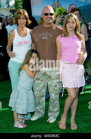 Michael Chiklis avec femme Michelle et leurs filles arrivant à la Shrek 2 Premiere au Westwood Village Theatre de Los Angeles. Le 8 mai 2004. - ChiklisMichael femme d 116.JPG - ChiklisMichael femme d 116 JPGChiklisMichael .épouse d 116 cas à Hollywood Life - Californie, Red Carpet Event, Vertical, USA, Cinéma, Célébrités, photographie, Bestof, Arts, Culture et divertissement, Célébrités Topix fashion / du tapis rouge-, Vertical, Best of, Hollywood la vie, événement dans la vie d'Hollywood, Californie - Tapis Rouge , USA, industrie du film, des célébrités Banque D'Images