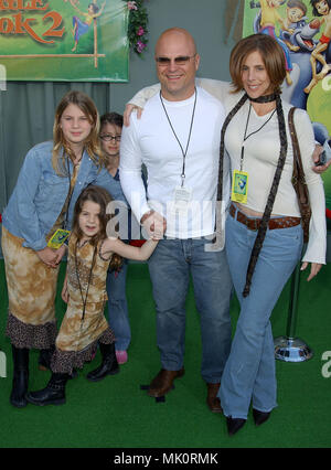 Michael Chiklis avec son épouse Michelle et leurs deux filles arrivant à la première de ' JUNGLE BOOK 2 ' à l'El Captain Theatre de Los Angeles. Le 9 février 2003. - ChiklisMichael  femme daugh13.JPG - ChiklisMichael femme  JPGChiklisMichael daugh13.femme daugh13 Événement dans la vie d'Hollywood, Californie - Red Carpet Event, Vertical, USA, Cinéma, Célébrités, photographie, Bestof, Arts, Culture et divertissement, Célébrités Topix fashion / du tapis rouge-, Vertical, Best of, Hollywood la vie, événement dans la vie d'Hollywood, Californie - Tapis Rouge , USA, F Banque D'Images