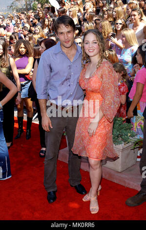 Erika Christensen - Trafic - et Samuel Ball arrivant aux Teen Choice Awards 2001 à l'Amphithéâtre Universal Studio à Los Angeles Dimanche 12 août 2001 © BallSam - Tsuni ChristensenErika01 JPGChristensenErika BallSam01.événement dans la vie d'Hollywood, Californie - Red Carpet Event, Vertical, USA, Cinéma, Célébrités, photographie, Bestof, Arts, Culture et divertissement, Célébrités Topix fashion / du tapis rouge-, Vertical, Best of, Hollywood la vie, événement dans la vie d'Hollywood, Californie - Tapis Rouge , USA, industrie du film, Célébrités, cinéma, télévision ce Banque D'Images