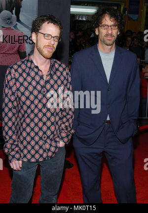 Les frères Coen Joel et Ethan arrving Ladykillers à la première au El Capitan Theatre de Los Angeles. 12 mars, 2004. - CoenJoel  jpgCoenJoel Ethan153.Ethan153 événement dans la vie d'Hollywood, Californie - Red Carpet Event, Vertical, USA, Cinéma, Célébrités, photographie, Bestof, Arts, Culture et divertissement, Célébrités Topix fashion / du tapis rouge-, Vertical, Best of, Hollywood la vie, événement dans la vie d'Hollywood, Californie - Tapis Rouge , USA, industrie du film, Célébrités, cinéma, télévision, Célébrités célébrités Musique, Photographie, arts, Bestof Cu Banque D'Images