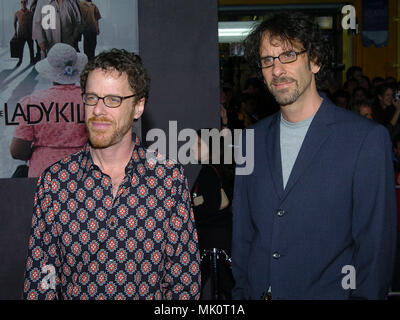 Les frères Coen Joel et Ethan arrving Ladykillers à la première au El Capitan Theatre de Los Angeles. 12 mars, 2004. - CoenJoel  jpgCoenJoel Ethan154.Ethan154 événement dans la vie d'Hollywood, Californie - Red Carpet Event, Vertical, USA, Cinéma, Célébrités, photographie, Bestof, Arts, Culture et divertissement, Célébrités Topix fashion / du tapis rouge-, Vertical, Best of, Hollywood la vie, événement dans la vie d'Hollywood, Californie - Tapis Rouge , USA, industrie du film, Célébrités, cinéma, télévision, Célébrités célébrités Musique, Photographie, arts, Bestof Cu Banque D'Images