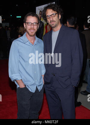 Les frères Coen Joel et Ethan arrivant à l ' intolerable Cruelty ' Premiere à l'Academy of Motion Picture Arts and Sciences à Los Angeles. Le 30 septembre 2003. - CohenJoel Ethan02.JPG - CohenJoel  JPGCohenJoel02.Ethan Ethan02 Événement dans la vie d'Hollywood, Californie - Red Carpet Event, Vertical, USA, Cinéma, Célébrités, photographie, Bestof, Arts, Culture et divertissement, Célébrités Topix fashion / du tapis rouge-, Vertical, Best of, Hollywood la vie, événement dans la vie d'Hollywood, Californie - Tapis Rouge , USA, industrie du film, Celebritie Banque D'Images