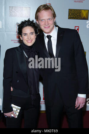 Jennifer Connelly et Paul Bettany mari arrivant à la 9th Annual Critics' Choice Awards au Beverly Hills Hotel à Los Angeles. Janvier, 10, 2004. - ConnellyJenn BettanyPaul039.JPG - ConnellyJenn BettanyPaul JPGConnellyJenn BettanyPaul .039039 événement dans la vie d'Hollywood, Californie - Red Carpet Event, Vertical, USA, Cinéma, Célébrités, photographie, Bestof, Arts, Culture et divertissement, Célébrités Topix fashion / du tapis rouge-, Vertical, Best of, Hollywood la vie, événement dans la vie d'Hollywood, Californie - Tapis Rouge , USA, Film Ind Banque D'Images