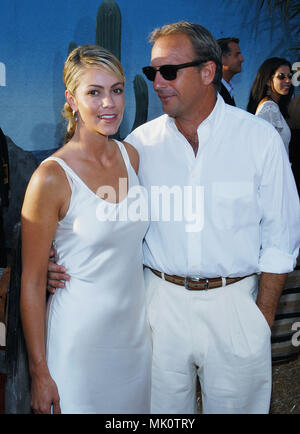 Kevin Costner et Christine Baumgartner arrivant à la première de '' '' Open Range au Arclight Cinerama Dome, Theatre de Los Angeles. Le 11 août 2003. - CostnerKevin  ChristineB 03.JPG - CostnerKevin  JPGCostnerKevin ChristineB 03.  ChristineB 03 cas à Hollywood Life - Californie, Red Carpet Event, Vertical, USA, Cinéma, Célébrités, photographie, Bestof, Arts, Culture et divertissement, Célébrités Topix fashion / du tapis rouge-, Vertical, Best of, Hollywood la vie, événement dans la vie d'Hollywood, Californie - Tapis Rouge , USA, Film Indus Banque D'Images