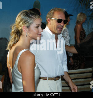 Kevin Costner et Christine Baumgartner arrivant à la première de '' '' Open Range au Arclight Cinerama Dome, Theatre de Los Angeles. Le 11 août 2003. - CostnerKevin  ChristineB 04.JPG - CostnerKevin  JPGCostnerKevin ChristineB 04.  ChristineB 04 cas à Hollywood Life - Californie, Red Carpet Event, Vertical, USA, Cinéma, Célébrités, photographie, Bestof, Arts, Culture et divertissement, Célébrités Topix fashion / du tapis rouge-, Vertical, Best of, Hollywood la vie, événement dans la vie d'Hollywood, Californie - Tapis Rouge , USA, Film Indus Banque D'Images