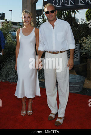 Kevin Costner et Christine Baumgartner arrivant à la première de '' '' Open Range au Arclight Cinerama Dome, Theatre de Los Angeles. Le 11 août 2003. - CostnerKevin  ChristineB 06.JPG - CostnerKevin  JPGCostnerKevin ChristineB 06.  ChristineB 06 cas à Hollywood Life - Californie, Red Carpet Event, Vertical, USA, Cinéma, Célébrités, photographie, Bestof, Arts, Culture et divertissement, Célébrités Topix fashion / du tapis rouge-, Vertical, Best of, Hollywood la vie, événement dans la vie d'Hollywood, Californie - Tapis Rouge , USA, Film Indus Banque D'Images