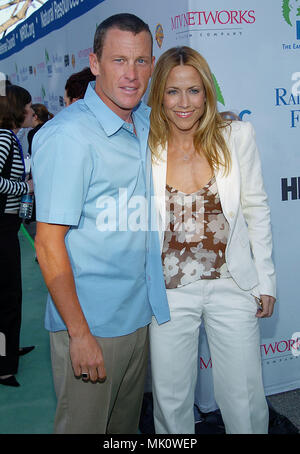 Sheryl Crow et Lance Armstrong en arrivant à la terre du NRDC à L.A. - Le plus grand spectacle sur Terre - un avantage pour Conseil de défense des ressources naturelles au Wadsworth Theatre de Los Angeles. Le 6 mai 2004. - CrowSheryl ArmstrongL009.JPG - CrowSheryl  JPGCrowSheryl ArmstrongL009.ArmstrongL009 événement dans la vie d'Hollywood, Californie - Red Carpet Event, Vertical, USA, Cinéma, Célébrités, photographie, Bestof, Arts, Culture et divertissement, Célébrités Topix fashion / du tapis rouge-, Vertical, Best of, Hollywood la vie, événement dans la vie d'Hollywood Banque D'Images