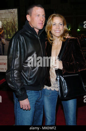 Sheryl Crow et Lance Armstrong en arrivant à la première de ' Along Came Polly ' au Chinese Theatre de Los Angeles. Le 12 janvier 2004. - CrowSheryl ArmstrongL015.JPG - CrowSheryl  JPGCrowSheryl ArmstrongL015.ArmstrongL015 événement dans la vie d'Hollywood, Californie - Red Carpet Event, Vertical, USA, Cinéma, Célébrités, photographie, Bestof, Arts, Culture et divertissement, Célébrités Topix fashion / du tapis rouge-, Vertical, Best of, Hollywood la vie, événement dans la vie d'Hollywood, Californie - Tapis Rouge , USA, industrie du film, Célébrités, film Banque D'Images