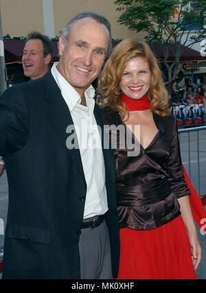 Lolita Davidovich et mari et directeur Ron Shelton arrivant à la première de ' Hollywood Homicide ' au Westwood Village Theatre de Los Angeles. Le 10 juin 2003. - DavidovichLolita SheltonR DavidovichLolita .JPG - SheltonR JPGDavidovichLolita SheltonR .événement dans la vie d'Hollywood, Californie - Red Carpet Event, Vertical, USA, Cinéma, Célébrités, photographie, Bestof, Arts, Culture et divertissement, Célébrités Topix fashion / du tapis rouge-, Vertical, Best of, Hollywood la vie, événement dans la vie d'Hollywood, Californie - Tapis Rouge , USA, F Banque D'Images