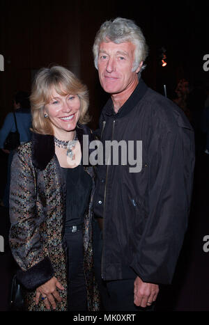 Roger Deakins - DP - et la femme à la fête pour la première du film de l'homme qui n'était pas là à le Directeur Guild of America à Los Angeles. Le 23 octobre 2001. - DeakinsRoger femme01.JPG - DeakinsRoger JPGDeakinsRoger femme01. femme01 Événement dans la vie d'Hollywood, Californie - Red Carpet Event, Vertical, USA, Cinéma, Célébrités, photographie, Bestof, Arts, Culture et divertissement, Célébrités Topix fashion / du tapis rouge-, Vertical, Best of, Hollywood la vie, événement dans la vie d'Hollywood, Californie - Tapis Rouge , USA, industrie du film, des célébrités Banque D'Images