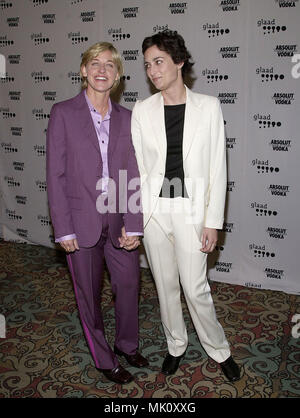 Ellen Degeneres et amie Alexandra Hedison arrivant à la 12ème GLAAD Awards en l'honneur des individus et des projets pour leurs représentations des gays, lesbiennes, bisexuelles et transsexuelles au Century Plaza à Los Angeles 29/04/2001 DegeneresEllen HedisonAl -08.JPG - DegeneresEllen HedisonAl JPGDegeneresEllen HedisonAl08.08 Événement dans la vie d'Hollywood, Californie - Red Carpet Event, Vertical, USA, Cinéma, Célébrités, photographie, Bestof, Arts, Culture et divertissement, Célébrités Topix fashion / du tapis rouge-, Vertical, Best of, Holl Banque D'Images