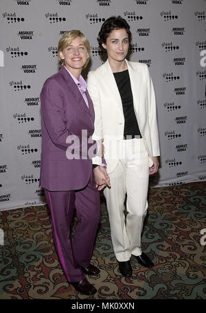 Ellen Degeneres et amie Alexandra Hedison arrivant à la 12ème GLAAD Awards en l'honneur des individus et des projets pour leurs représentations des gays, lesbiennes, bisexuelles et transsexuelles au Century Plaza à Los Angeles 29/04/2001 DegeneresEllen HedisonAl -28.JPG - DegeneresEllen HedisonAl JPGDegeneresEllen HedisonAl28.28 Événement dans la vie d'Hollywood, Californie - Red Carpet Event, Vertical, USA, Cinéma, Célébrités, photographie, Bestof, Arts, Culture et divertissement, Célébrités Topix fashion / du tapis rouge-, Vertical, Best of, Holl Banque D'Images