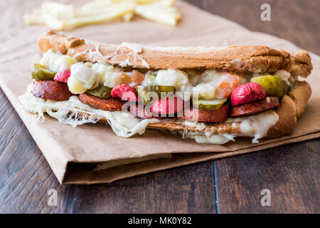 Toast turc sandwich avec du jambon et des cornichons appelé Ayvalik Tost / Tostu Banque D'Images