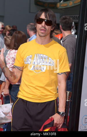 Anthony Keidis au Los Angeles première de ' Star Wars : Episode II L'Attaque des Clones ' au Chinese Theatre. Le 12 mai 2002. - JpgKeidisAnthony KeidisAnthony11.11 Événement dans la vie d'Hollywood, Californie - Red Carpet Event, Vertical, USA, Cinéma, Célébrités, photographie, Bestof, Arts, Culture et divertissement, Célébrités Topix fashion / du tapis rouge-, une personne, Vertical, Best of, Hollywood la vie, événement dans la vie d'Hollywood, Californie - Tapis rouge et en backstage, USA, Cinéma, Célébrités, cinéma, télévision, Célébrités célébrités Musique, Photo Banque D'Images