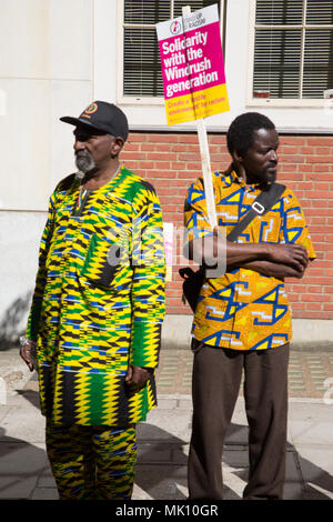 London UK 5 Mai 2018 Les gens protester devant le Home Office pour promouvoir la solidarité avec la génération Windrush. Banque D'Images